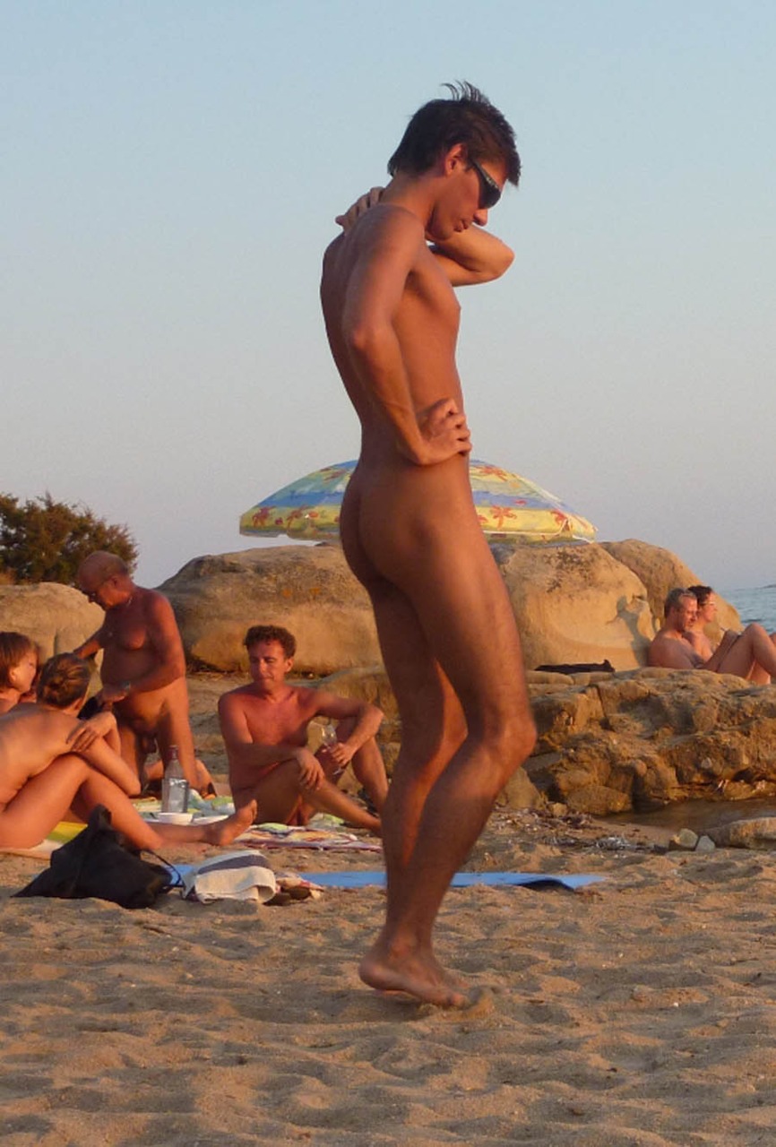 голые парни на общественном пляже фото 22